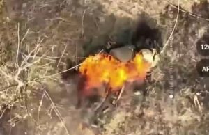 Охоплене полум’ям тіло росіянина детонує на полі бою. ВIДЕО 18+ Охоплене-полум’ям-тіло-росіянина-детонує-на-полі-бою.-ВiДЕО-18+