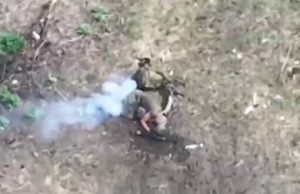 В окупанта димить нижче спини після атаки українського дрона-камікадзе. ВIДЕО В-окупанта-димить-нижче-спини-після-атаки-українського-дрона-камікадзе.-ВiДЕО