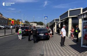 Біля Привозу в Одесі сталася стрілянина: Жінка вихопила у поліцейського зброю. ВІДЕО+ФОТО Біля-Привозу-в-Одесі-сталася-стрілянина:-Жінка-вихопила-у-поліцейського-зброю.-ВІДЕО+ФОТО