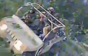 Дрон-камікадзе влучає у китайський багі із п’ятьма окупантами. ВIДЕО Дрон-камікадзе-влучає-у-китайський-багі-із-п’ятьма-окупантами.-ВiДЕО