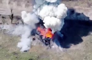 Наші воїни дроном-камікадзе “Дикі Шершні” знищили російський танк-сарай. ВIДЕО Наші-воїни-дроном-камікадзе-“Дикі-Шершні”-знищили-російський-танк-сарай.-ВiДЕО