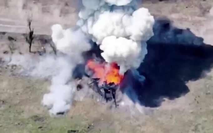 Наші воїни дроном-камікадзе “Дикі Шершні” знищили російський танк-сарай. ВIДЕО Наші-воїни-дроном-камікадзе-“Дикі-Шершні”-знищили-російський-танк-сарай.-ВiДЕО