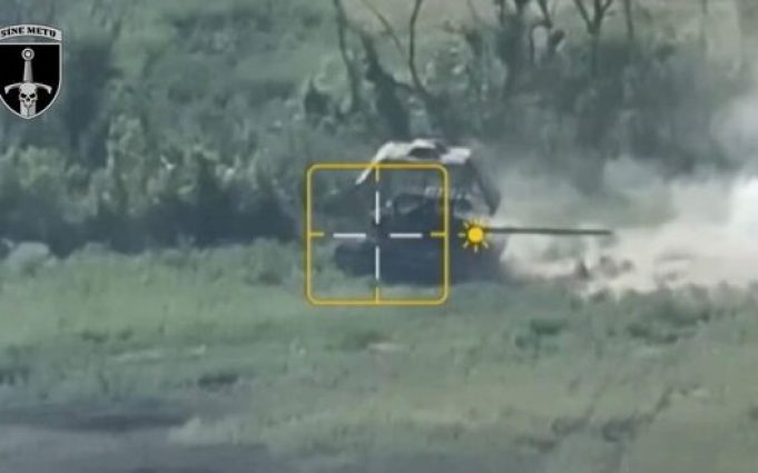 Українські захисники знищили ворожу бронетехніку разом з танковим екіпажем. ВIДЕО Українські-захисники-знищили-ворожу-бронетехніку-разом-з-танковим-екіпажем.-ВiДЕО