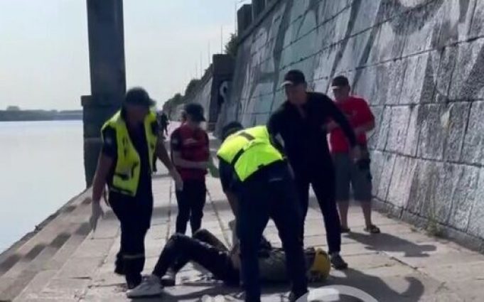 Обрив троса на атракціоні в Києві: Тіло хлопця дістали з Дніпра. ВІДЕО+ФОТОрепортаж Обрив-троса-на-атракціоні-в-Києві:-Тіло-хлопця-дістали-з-Дніпра.-ВІДЕО+ФОТОрепортаж