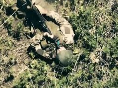Окупант на полі бою бере дуло автомата до рота і тисне на спусковий гачок. ВIДЕО... Окупант-на-полі-бою-бере-дуло-автомата-до-рота-і-тисне-на-спусковий-гачок-ВiДЕО.