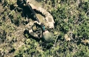 Окупант на полі бою бере дуло автомата до рота і тисне на спусковий гачок. ВIДЕО... Окупант-на-полі-бою-бере-дуло-автомата-до-рота-і-тисне-на-спусковий-гачок-ВiДЕО.