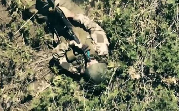 Окупант на полі бою бере дуло автомата до рота і тисне на спусковий гачок. ВIДЕО... Окупант-на-полі-бою-бере-дуло-автомата-до-рота-і-тисне-на-спусковий-гачок-ВiДЕО.