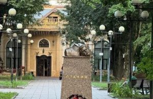 У РФ за знесення голови з бюста Сталіна розпочали кримінальне провадження. ВІДЕО+ФОТО У-РФ-за-знесення-голови-з-бюста-Сталіна-розпочали-кримінальне-провадження.-ВІДЕО+ФОТО