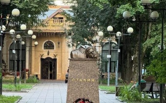 У РФ за знесення голови з бюста Сталіна розпочали кримінальне провадження. ВІДЕО+ФОТО У-РФ-за-знесення-голови-з-бюста-Сталіна-розпочали-кримінальне-провадження.-ВІДЕО+ФОТО
