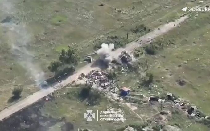 Прикордонники розбили дронами укріплення окупантів на Харківщині. ВIДЕО Прикордонники-розбили-дронами-укріплення-окупантів-на-Харківщині.-ВiДЕО