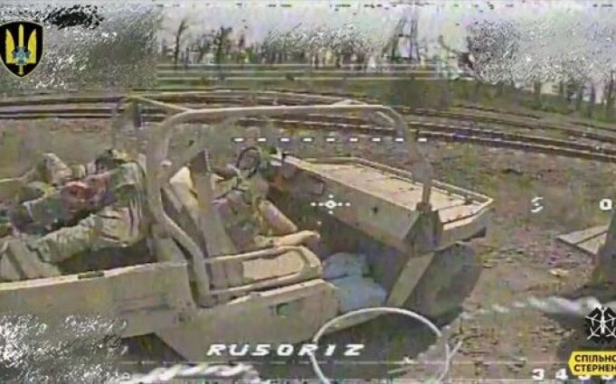 FPV-дрони спецпризначенців СБУ нищать російську піхоту на гольфкарі. ВIДЕО fpv-дрони-спецпризначенців-СБУ-нищать-російську-піхоту-на-гольфкарі.-ВiДЕО