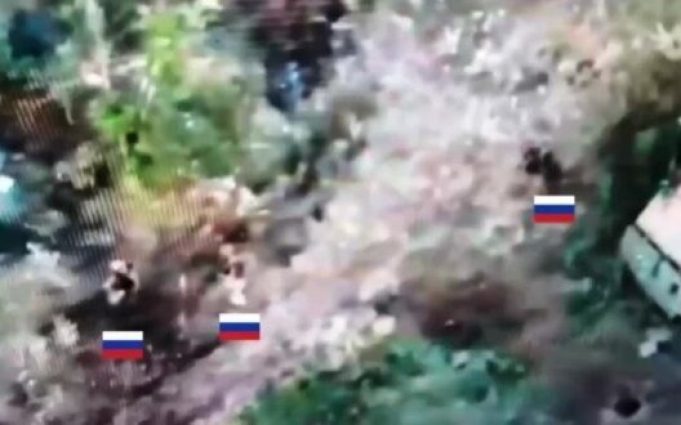 Приліт FPV-дрона по групі російських штурмовиків у Запорізькій області. ВIДЕО Приліт-fpv-дрона-по-групі-російських-штурмовиків-у-Запорізькій-області.-ВiДЕО