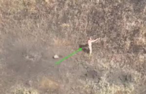 Російський загарбник, побачивши наш дрон, вистрелив собі у груди з автомата. ВIДЕО Російський-загарбник,-побачивши-наш-дрон,-вистрелив-собі-у-груди-з-автомата.-ВiДЕО