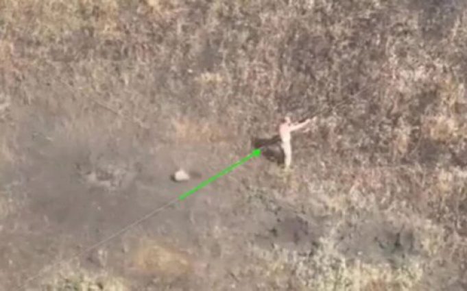 Російський загарбник, побачивши наш дрон, вистрелив собі у груди з автомата. ВIДЕО Російський-загарбник,-побачивши-наш-дрон,-вистрелив-собі-у-груди-з-автомата.-ВiДЕО