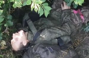 Окупант конає від влучного скиду боєприпасу наших бійців на Харківщині. ВIДЕО Окупант-конає-від-влучного-скиду-боєприпасу-наших-бійців-на-Харківщині.-ВiДЕО