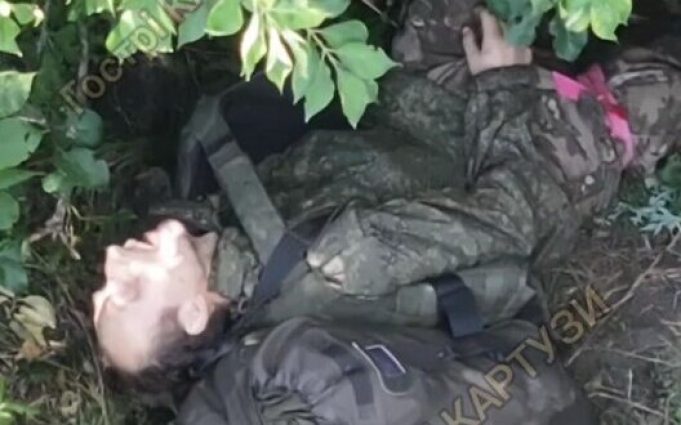 Окупант конає від влучного скиду боєприпасу наших бійців на Харківщині. ВIДЕО Окупант-конає-від-влучного-скиду-боєприпасу-наших-бійців-на-Харківщині.-ВiДЕО