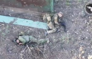 Двоє окупантів конають під парканом після атаки українського дрона. ВIДЕО Двоє-окупантів-конають-під-парканом-після-атаки-українського-дрона.-ВiДЕО