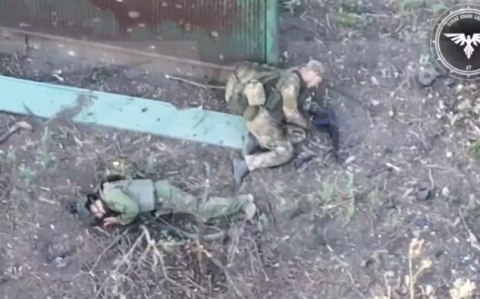 Двоє окупантів конають під парканом після атаки українського дрона. ВIДЕО Двоє-окупантів-конають-під-парканом-після-атаки-українського-дрона.-ВiДЕО