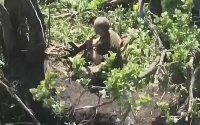 Окупант застрелився в кущах на полі бою. ВIДЕО Окупант-застрелився-в-кущах-на-полі-бою.-ВiДЕО