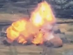 Ворожу БМП розносить на друзки після атаки дрона-камікадзе. ВIДЕО Ворожу-БМП-розносить-на-друзки-після-атаки-дрона-камікадзе.-ВiДЕО