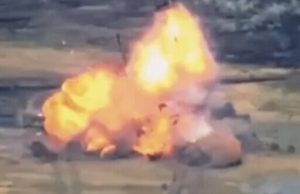 Ворожу БМП розносить на друзки після атаки дрона-камікадзе. ВIДЕО Ворожу-БМП-розносить-на-друзки-після-атаки-дрона-камікадзе.-ВiДЕО