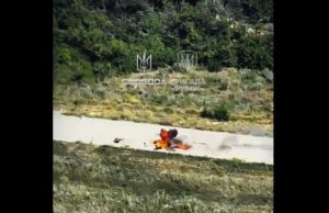 Український FPV-дрон наздоганяє російського окупанта на мотоциклі. ВIДЕО Український-fpv-дрон-наздоганяє-російського-окупанта-на-мотоциклі.-ВiДЕО