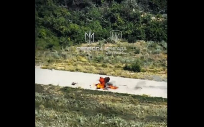 Український FPV-дрон наздоганяє російського окупанта на мотоциклі. ВIДЕО Український-fpv-дрон-наздоганяє-російського-окупанта-на-мотоциклі.-ВiДЕО
