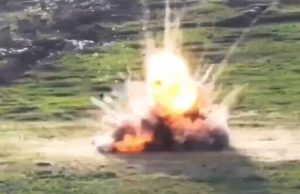 Ворожа бронемашина злітає у повітря після наїзду на міну. ВIДЕО Ворожа-бронемашина-злітає-у-повітря-після-наїзду-на-міну.-ВiДЕО