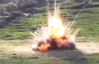 Ворожа бронемашина злітає у повітря після наїзду на міну. ВIДЕО Ворожа-бронемашина-злітає-у-повітря-після-наїзду-на-міну.-ВiДЕО