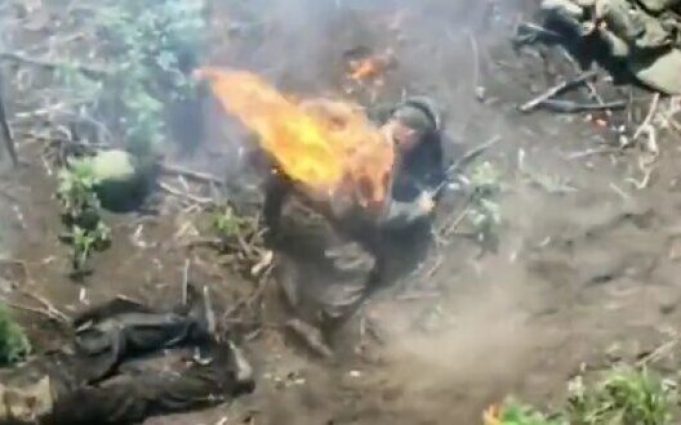 Окупант живцем горить на полі бою після атаки українського дрона. ВIДЕО 18+ Окупант-живцем-горить-на-полі-бою-після-атаки-українського-дрона.-ВiДЕО-18+