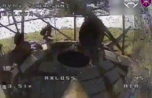 Дрон-камікадзе “Дикі шершні” залітає у відчинений люк ворожого танка Т-80. ВIДЕО Дрон-камікадзе-“Дикі-шершні”-залітає-у-відчинений-люк-ворожого-танка-Т-80.-ВiДЕО