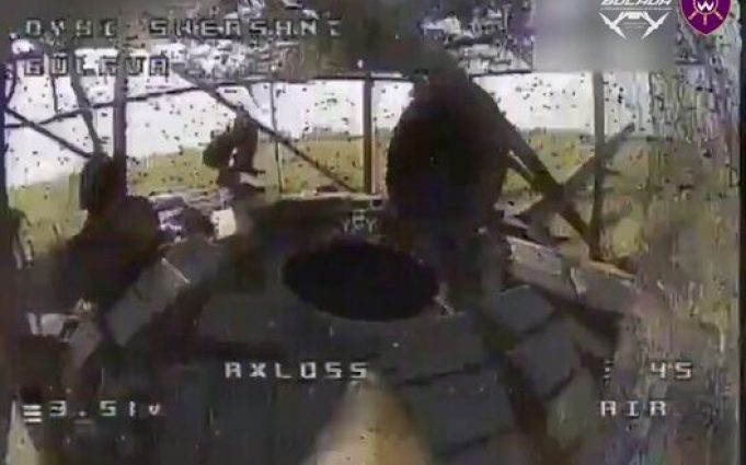 Дрон-камікадзе “Дикі шершні” залітає у відчинений люк ворожого танка Т-80. ВIДЕО Дрон-камікадзе-“Дикі-шершні”-залітає-у-відчинений-люк-ворожого-танка-Т-80.-ВiДЕО