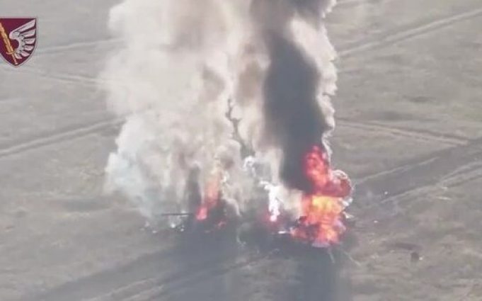Десантники 79 бригади поцілили з дрона у БМП, яка була начинена ворожим БК. ВIДЕО Десантники-79-бригади-поцілили-з-дрона-у-БМП,-яка-була-начинена-ворожим-БК.-ВiДЕО