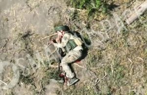 Російський військовий вирішив покінчити життя самогубством та вистрілив собі в голову. ВIДЕО Російський-військовий-вирішив-покінчити-життя-самогубством-та-вистрілив-собі-в-голову.-ВiДЕО