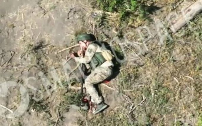 Російський військовий вирішив покінчити життя самогубством та вистрілив собі в голову. ВIДЕО Російський-військовий-вирішив-покінчити-життя-самогубством-та-вистрілив-собі-в-голову.-ВiДЕО