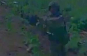 Окупант марно намагався збити український дрон, щоб врятуватися від удару. ВIДЕО Окупант-марно-намагався-збити-український-дрон,-щоб-врятуватися-від-удару.-ВiДЕО