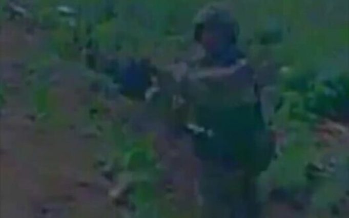 Окупант марно намагався збити український дрон, щоб врятуватися від удару. ВIДЕО Окупант-марно-намагався-збити-український-дрон,-щоб-врятуватися-від-удару.-ВiДЕО