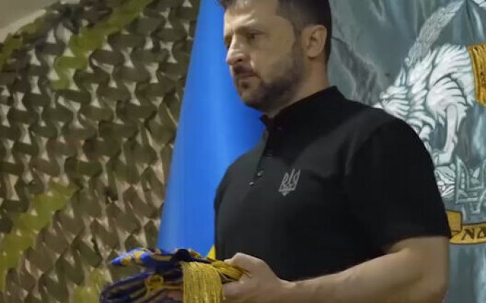 Зеленський відвідав передовий командний пункт ССО у районі Вовчанська. ВIДЕО Зеленський-відвідав-передовий-командний-пункт-ССО-у-районі-Вовчанська.-ВiДЕО