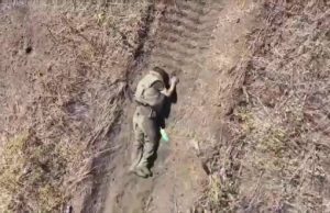 Шматки тіла російського загарбника здіймаються високо угору після скиду гранати. ВIДЕО Шматки-тіла-російського-загарбника-здіймаються-високо-угору-після-скиду-гранати.-ВiДЕО