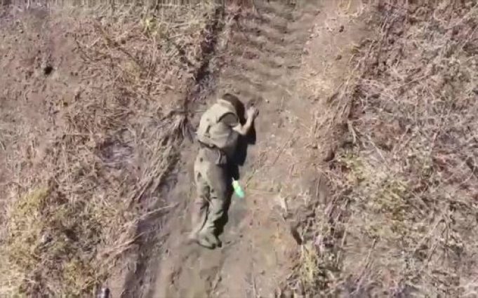 Шматки тіла російського загарбника здіймаються високо угору після скиду гранати. ВIДЕО Шматки-тіла-російського-загарбника-здіймаються-високо-угору-після-скиду-гранати.-ВiДЕО