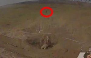 Окупант марно намагається знищити український БПЛА “антидроновим” каменем. ВIДЕО Окупант-марно-намагається-знищити-український-БПЛА-“антидроновим”-каменем.-ВiДЕО