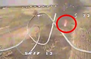 Ворожий автомобіль злітає у кювет і вибухає перед атакою українського дрона. ВIДЕО Ворожий-автомобіль-злітає-у-кювет-і-вибухає-перед-атакою-українського-дрона.-ВiДЕО