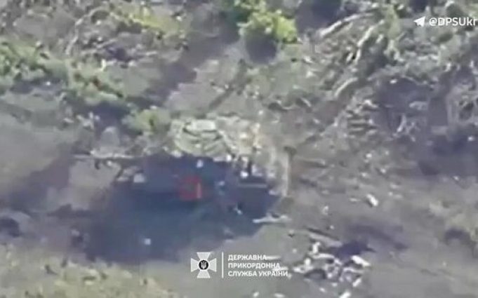 Прикордонники спільно з воїнами 47 ОМБр знищили ворожий танк на Покровському напрямку. ВIДЕО Прикордонники-спільно-з-воїнами-47-ОМБр-знищили-ворожий-танк-на-Покровському-напрямку.-ВiДЕО