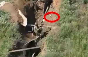 Окупант “збиває” лобом український дрон. ВIДЕО Окупант-“збиває”-лобом-український-дрон.-ВiДЕО