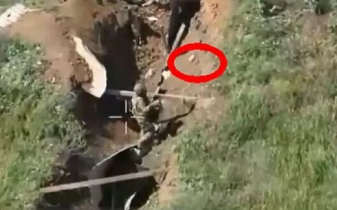Окупант “збиває” лобом український дрон. ВIДЕО Окупант-“збиває”-лобом-український-дрон.-ВiДЕО