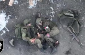 Частини тіла окупанта здіймаються високо угору після скиду боєприпасу. ВIДЕО Частини-тіла-окупанта-здіймаються-високо-угору-після-скиду-боєприпасу.-ВiДЕО