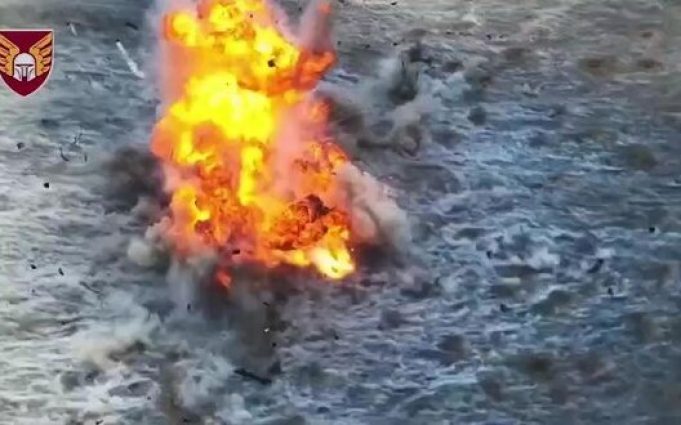 Десантники 46 ОАеМБр знищили російський танк-сарай на Мар’янському напрямку. ВIДЕО Десантники-46-ОАеМБр-знищили-російський-танк-сарай-на-Мар’янському-напрямку.-ВiДЕО