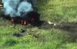 Тіла ліквідованих окупантів розкидані по полю після підриву БМП-2 на міні. ВIДЕО Тіла-ліквідованих-окупантів-розкидані-по-полю-після-підриву-БМП-2-на-міні.-ВiДЕО