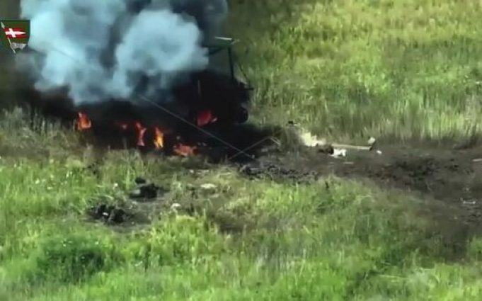 Тіла ліквідованих окупантів розкидані по полю після підриву БМП-2 на міні. ВIДЕО Тіла-ліквідованих-окупантів-розкидані-по-полю-після-підриву-БМП-2-на-міні.-ВiДЕО