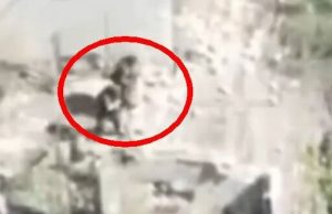 Окупант визирає із-за рогу будівлі й отримує кулю в лоб від українського снайпера. ВIДЕО Окупант-визирає-із-за-рогу-будівлі-й-отримує-кулю-в-лоб-від-українського-снайпера.-ВiДЕО